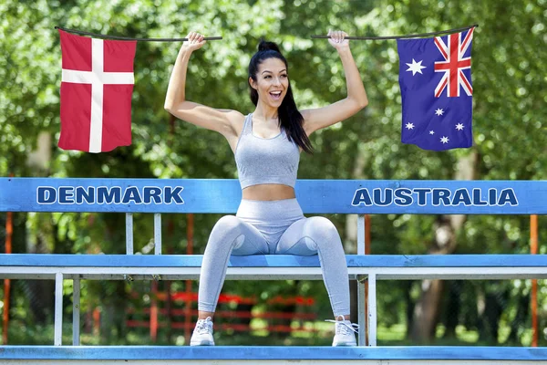 Danimarka ve güneşli gün boyunca güzel seksi kız tarafından tutulan Avustralya bayrakları