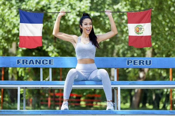 Fransa ve güneşli gün boyunca güzel seksi kız tarafından tutulan Peru bayrakları