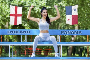 İngiltere ve güneşli gün boyunca güzel seksi kız tarafından tutulan Panama bayrakları