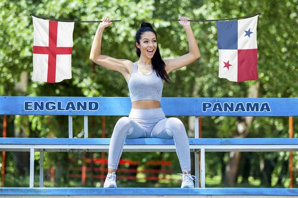 İngiltere ve güneşli gün boyunca güzel seksi kız tarafından tutulan Panama bayrakları