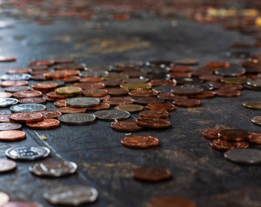 Masadaki bozuk paralar. 