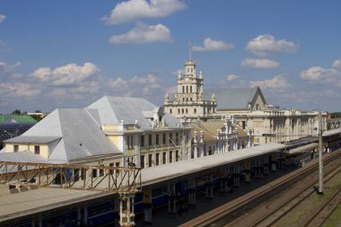 Brest, Belarus - 3 Ağustos: Demiryolu platformu ve 3 Ağustos 2016 Brest bina eski bir tren istasyonu.