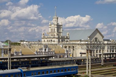 Brest, Belarus - 3 Ağustos: Demiryolu platformu ve 3 Ağustos 2016 Brest bina eski bir tren istasyonu.