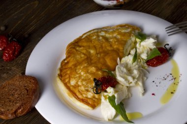 Kurutulmuş domatesli omlet ve çavdar ekmeği