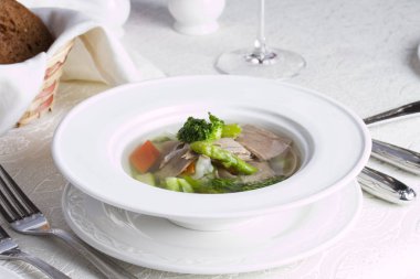 Et ve ekmek parçaları ile sebze çorbası