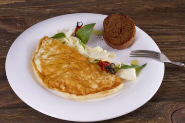 Kurutulmuş domatesli omlet ve çavdar ekmeği