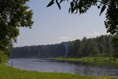 Belarus Zapadnaya Dvina Nehri kıyısında bonfire