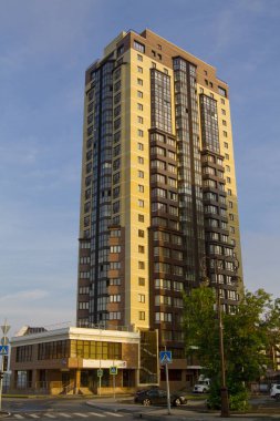 Tyumen, Rusya Federasyonu - 13 Temmuz: Modern konut binada yükselen güneş ışınlarının üzerinde 13 Temmuz 2018 Tyumen içinde.