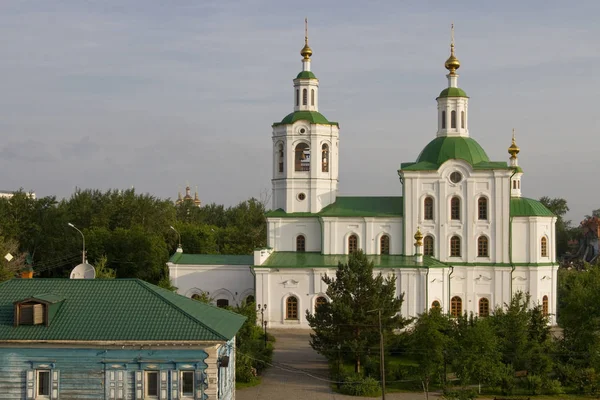 Tyumen Rusya Federasyonu Temmuz Yükseliş George Kilisesi Görünümünde Aşıklar Köprüsü — Stok fotoğraf