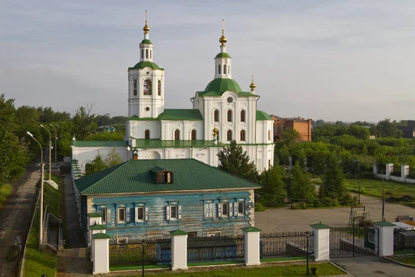 Tyumen Rusya Federasyonu Temmuz Yükseliş George Kilisesi Görünümünde Aşıklar Köprüsü — Stok fotoğraf