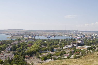 KERCH - 24 Temmuz 2018 tarihli Kerch Dağı 'ndan Karadeniz Körfezi ve Kerch kentinin bir ilçesine bakınız..
