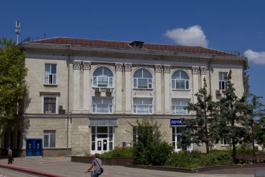 KERCH - 24 Temmuz 2018 'de Kerch' te Kırım Postası ve bir Griffin heykeliyle birlikte meydan binası.