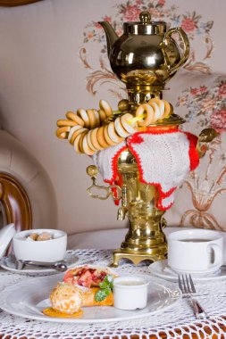 Çörek, elma strudel ve çay ile Rus semaver