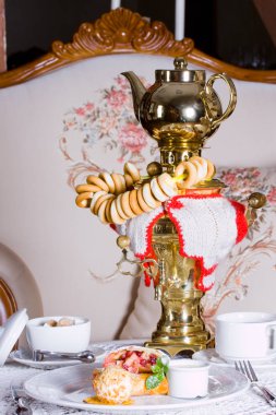 Çörek, elma strudel ve çay ile Rus semaver