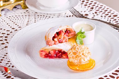 Kaju fıstığı ile Apple meyveli turta ve dondurma topu