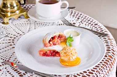 Kaju fıstığı ile Apple meyveli turta ve dondurma topu