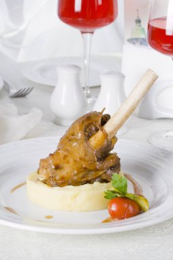 Domuz knuckle patates püresi ve tuzlu domates ile