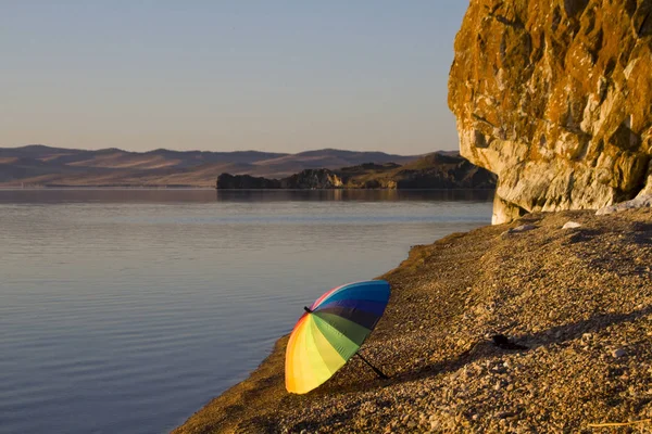 Ein Vielfarbiger Regenschirm Menschenleeren Ufer Des Baikalsees Frühen Morgen — Stockfoto