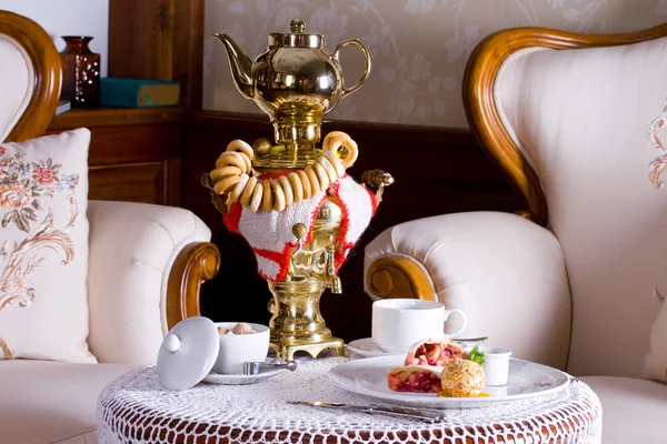 Russian Samovar Donuts Apple Strudel Tea — Stock Photo, Image