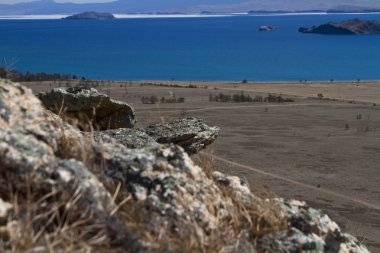 Taş Gölü kıyısındaki Baykal ve İlkbahar geç gölde buz