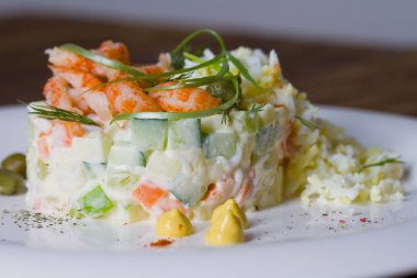 Karides Olivier salatası ile dereotu