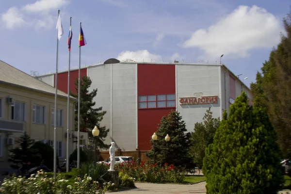 Sennoy ロシア連邦 管理棟および 2018 Sennoy Phanagoria ワイナリーの生産棟 ストック画像