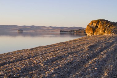 Cape Uyuga adlı küçük taşlarla üzerinden Gölü kıyısındaki Baykal