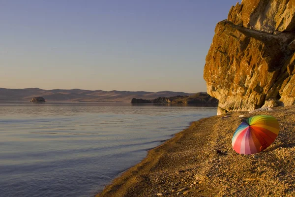 Färgglada Paraply Den Sjön Baikal Strålar Från Den Stigande Solen — Stockfoto