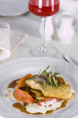 Buğulanmış sebze ve biberiye sapı ile ızgara sazan