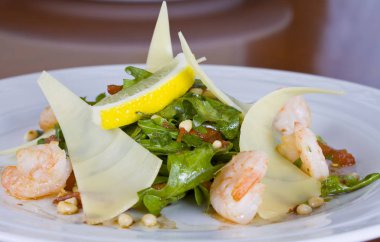 Fesleğen salatası, karides, peynir dilimleri ve çam fıstığı