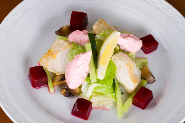 Light salad with beet, cucumber and mussels