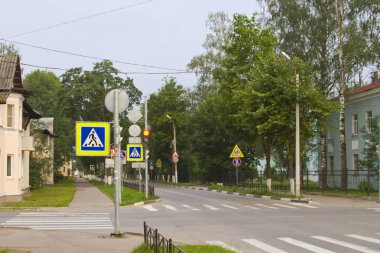 Kirovsk, Rusya - 24 Haziran: Kirovsk erken bir yaz sabahı ıssız kavşak, Haziran'da Leningrad Bölgesi 24, 2016 Kirovsk.
