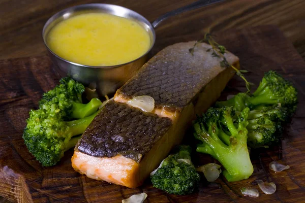 Grilled Salmon Steak Broccoli Garlic Slices Cheese Sauce — Stock Photo, Image