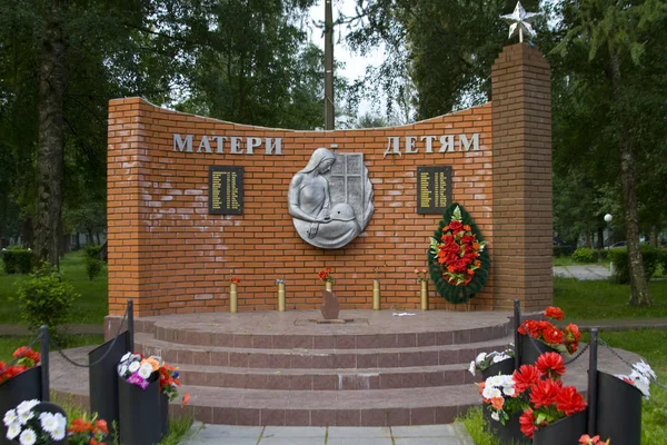 Kirovsk Russia Luglio Monumento Soldati Caduti Con Ringraziamenti Madri Luglio — Foto Stock