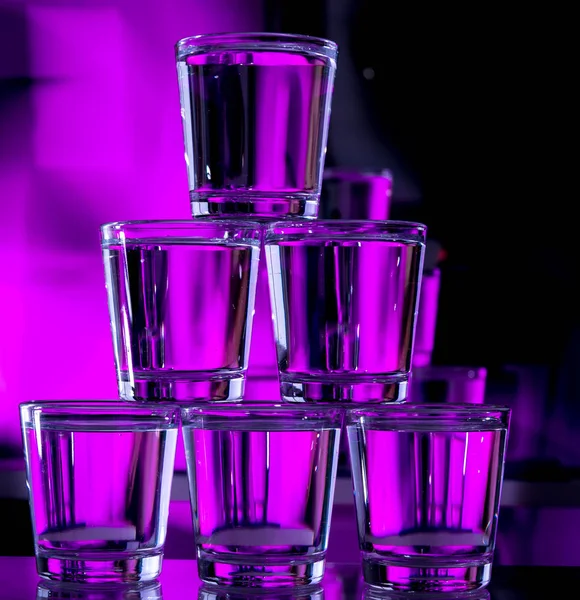 Seis Vasos Apilados Por Una Torre Sobre Fondo Multicolor —  Fotos de Stock