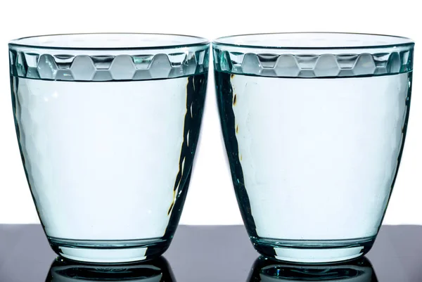 Dvě Modré Mnohostranný Brýle Jiné Pozadí — Stock fotografie
