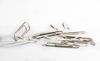 Müzik beyaz bir arka plan üzerinde atlama metal klipleri