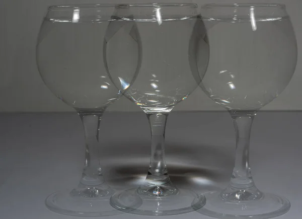 Склянка Водою Іншому Світлі Власними Копіями Тінь — стокове фото