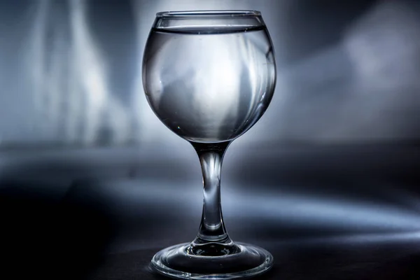 Een Glas Met Water Ander Licht Met Eigen Kopieën Als — Stockfoto