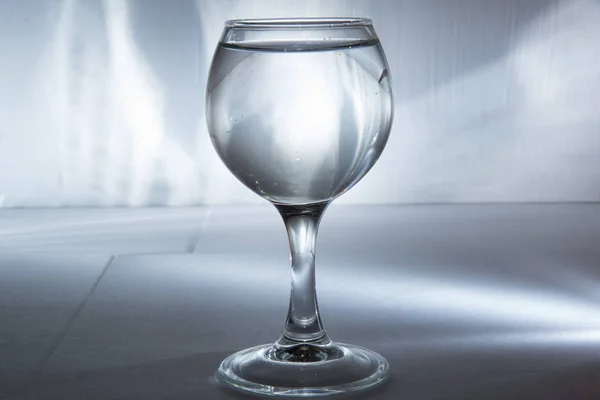 Verre Avec Eau Dans Une Lumière Différente Avec Ses Propres — Photo