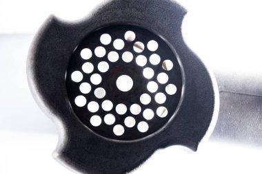 Bir kevgir güneşte. Deliklerden ışık ışınları