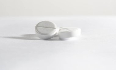 Beyaz yalan ve atlama beyaz bir arka plan karşı tablet
