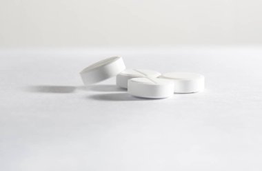 Beyaz yalan ve atlama beyaz bir arka plan karşı tablet