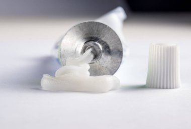 Jel veya merhem biraz sıkılmış bir tüp dışında dış kullanım için