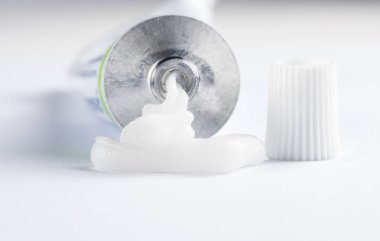 Jel veya merhem biraz sıkılmış bir tüp dışında dış kullanım için