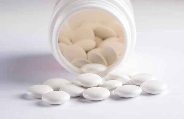 Weiße Runde Tabletten Die Mit Einem Deckel Bedeckt Sind Werden — Stockfoto
