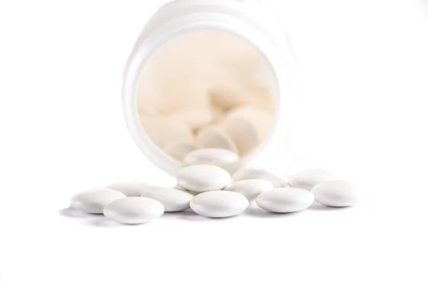 Weiße Runde Tabletten Die Mit Einem Deckel Bedeckt Sind Werden — Stockfoto