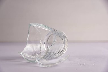 Kırık cam ve cam uçan parçalar