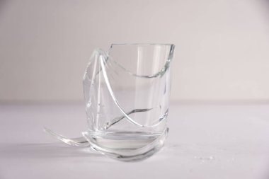 Kırık cam ve cam uçan parçalar