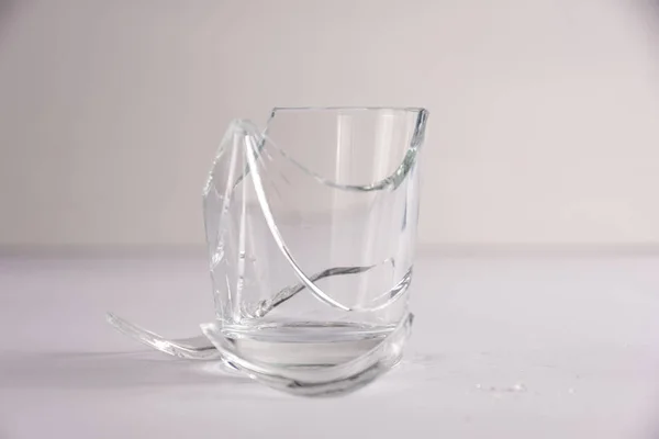 Trasiga Glas Och Flygande Bitar Glas — Stockfoto